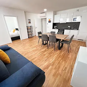Modern, New, Next To Metro - Gg13 Apartmán